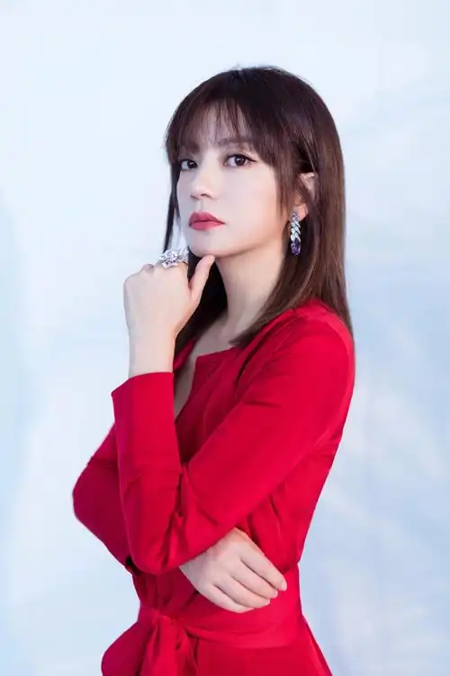 简介:赵薇优雅红裙性感图片,分享一组赵薇图片给大家,图中的明星图片