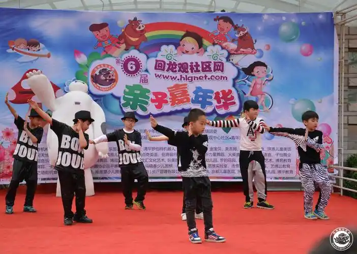 见过大白跳小苹果吗?在第六届亲子嘉年华的舞台上,大白来了~!