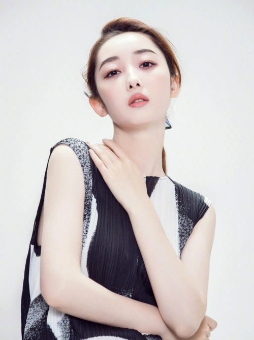 娱乐圈皮肤白皙的女星,热巴,李沁,倪妮上榜,图六还被嫌弃太白