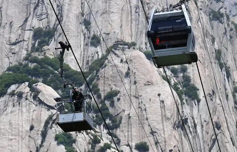 华山西峰索道让游客安全畅游西岳