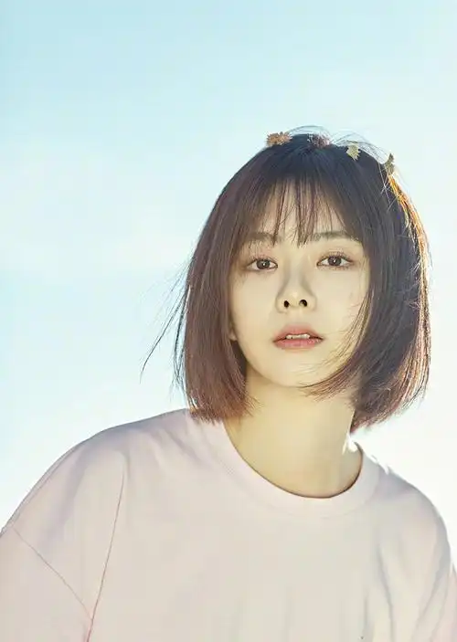 谭松韵晒天台自拍短发清爽显少女力