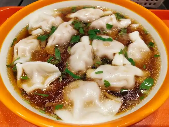 酸汤水饺的做法1同时开始准备汤底,取一个大碗,先舀2勺油辣子如果没有