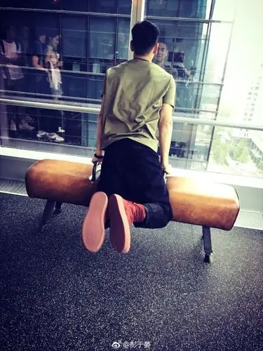 醒醒吧你在睡觉的时候别人已经在外滩和彭于晏跑步了