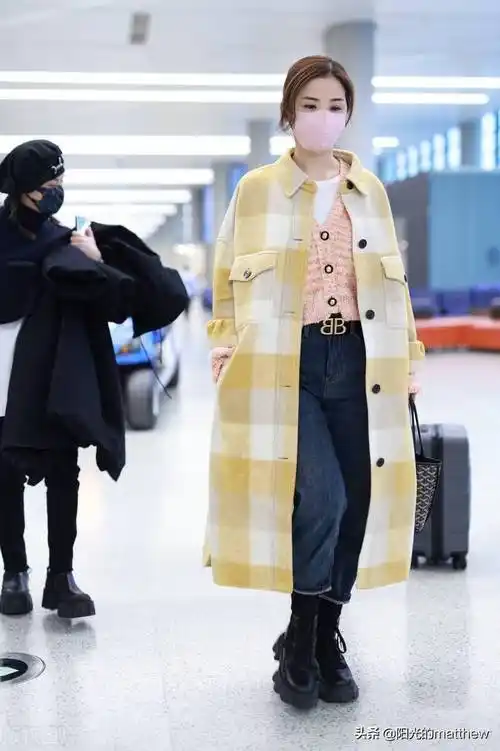 2021年12月29日,上海,蔡卓妍机场街拍.