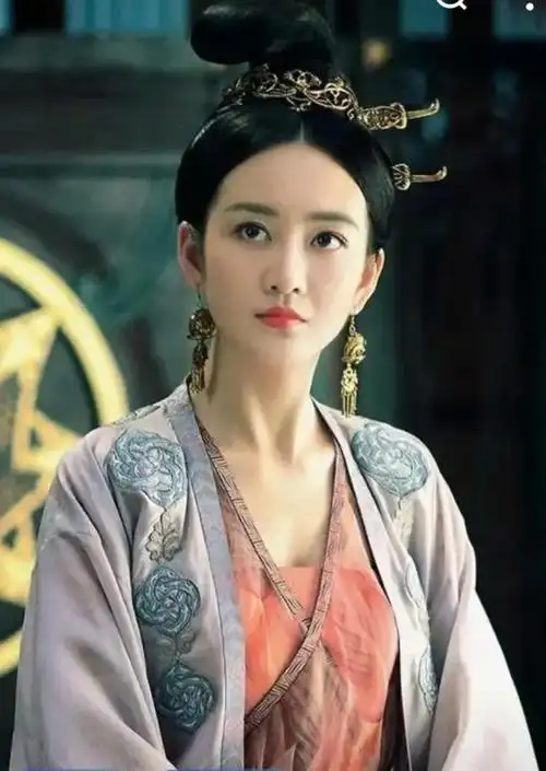 王鸥产后首次公开露面现身机场短发新造型身材臃肿难掩孕味