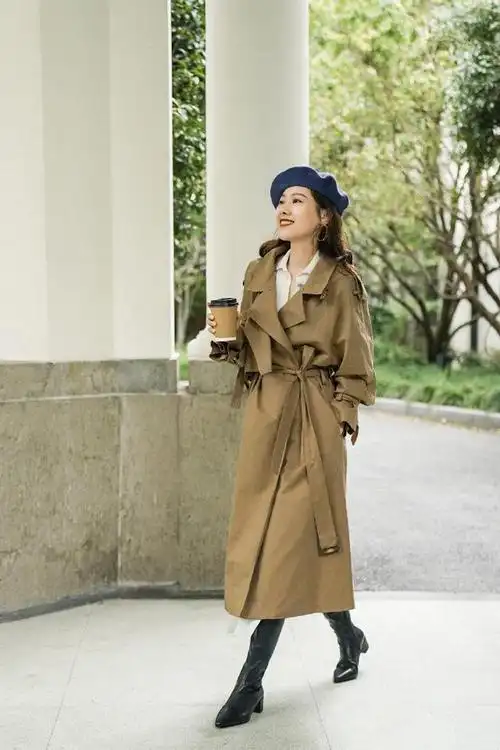 她在选择的风衣穿着时,会在风衣的款式以及搭配的小细节上十分注意
