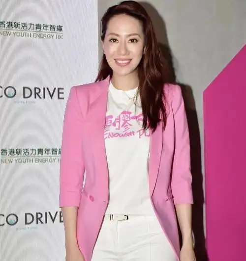 汪诗诗真的很有"贵妇"气质,身穿亮片蕾丝连衣裙,高级时髦