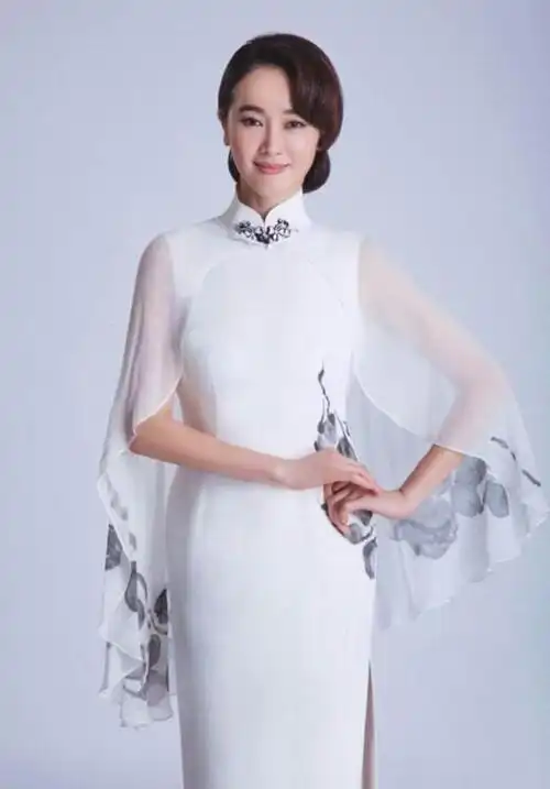 43岁左小青长了张古典脸,穿旗袍端庄大气,难怪陈道明都为她着迷