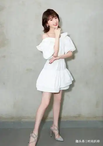 毛晓彤的穿搭真嫩啊!羽毛仙女裙露出修长美腿,仙气十足又灵动!