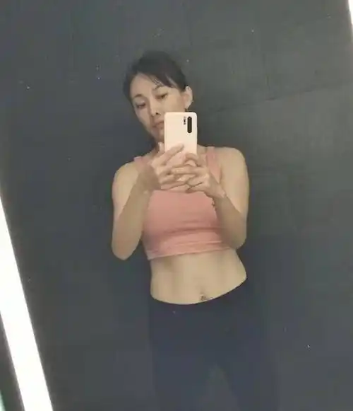 牛莉素颜健身,肤白貌美被赞吃防腐剂,一双美腿又细又长_状态_好身材