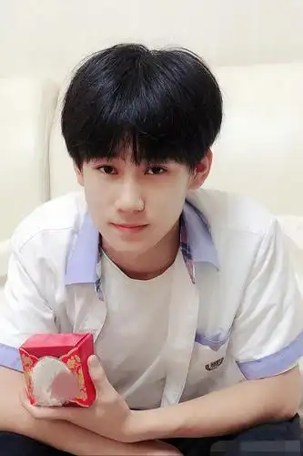 tf家族张真源化身巴蜀代言人身穿校服无比帅气粉丝学长娶我