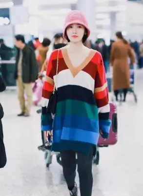 杨幂这身羊绒横条纹长款毛衣 短裤,美翻了_下身_少女_时尚