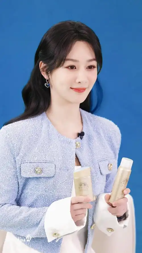 杨紫直播##杨紫白裙小香风造型