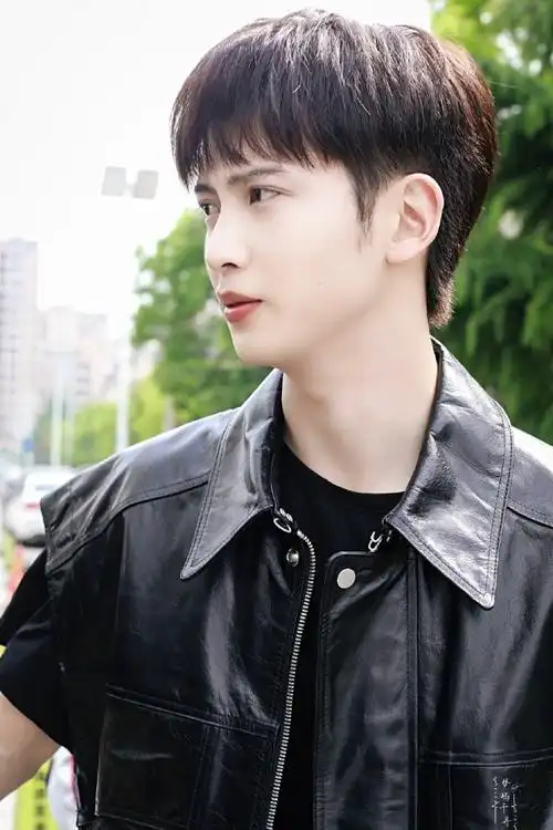 超话#陈宥维我才不要和你做兄弟#一天入夏帅气清爽的晓文放送@陈宥维