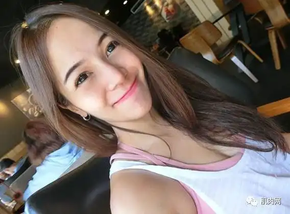 sagra就是她健身动力的来源刚开始健身的时候她也没有专业的器械就是