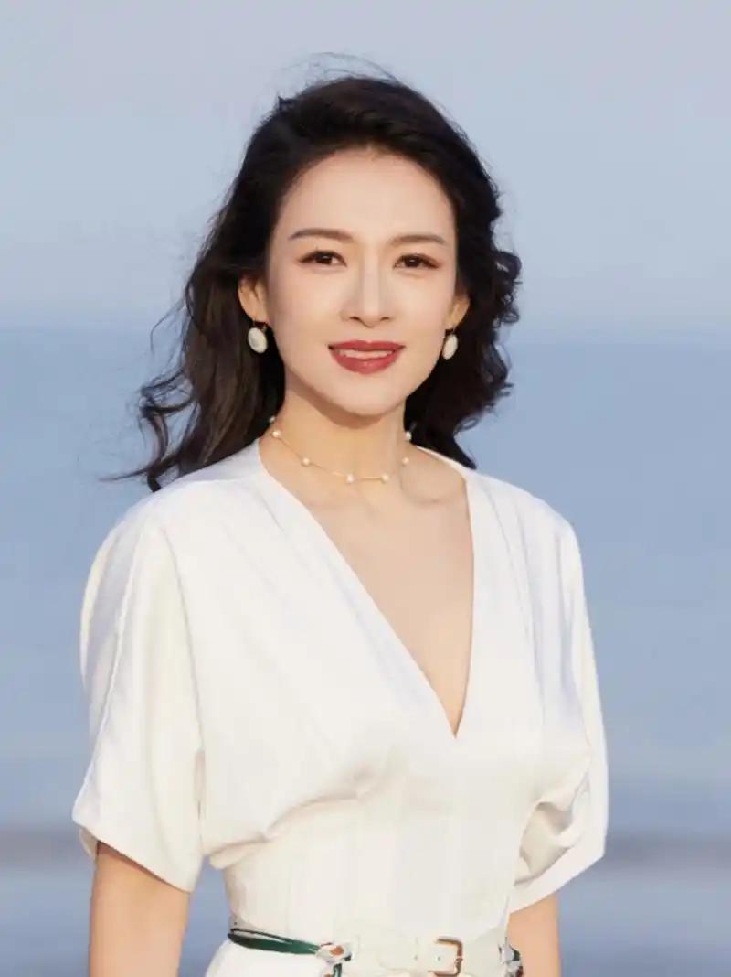 标准的三庭五眼,合作过得导演也称赞她是最好拍,最上镜的脸