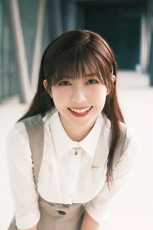 赖美云灰色短裙青春活力写真_赖美云_写真_短裙