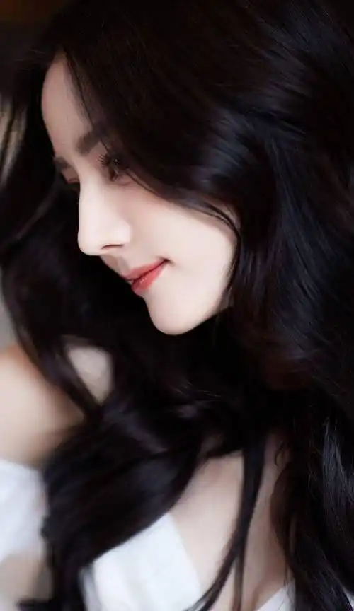 白色仙女裙真是美不可挡!迪丽热巴无惧标签明眸浅笑