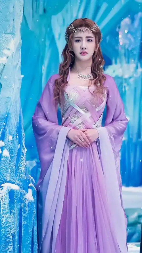 第四位就是人鱼公主麦迪娜,她这颜值真得很适合这个角色.