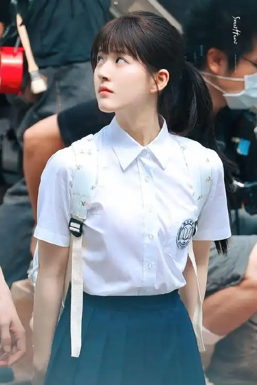赵露思桑稚校服造型花絮照##赵露思陈哲远新剧偷偷藏不住官宣