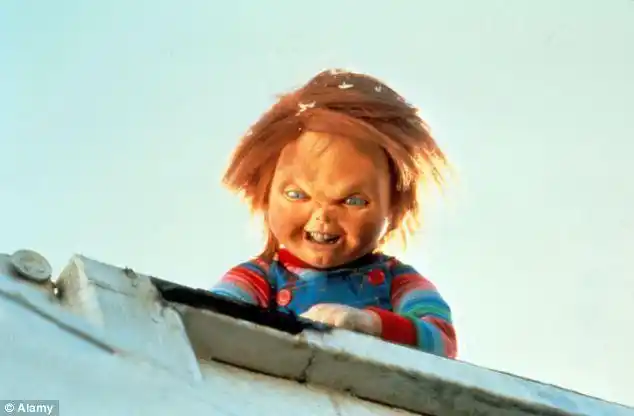 英空姐疯狂迷恋恐怖鬼娃玩偶变真实版鬼娃新娘