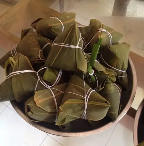 老人家-1做的包粽子