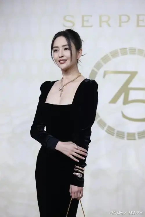 佟丽娅穿方领礼服出席宝格丽品牌活动