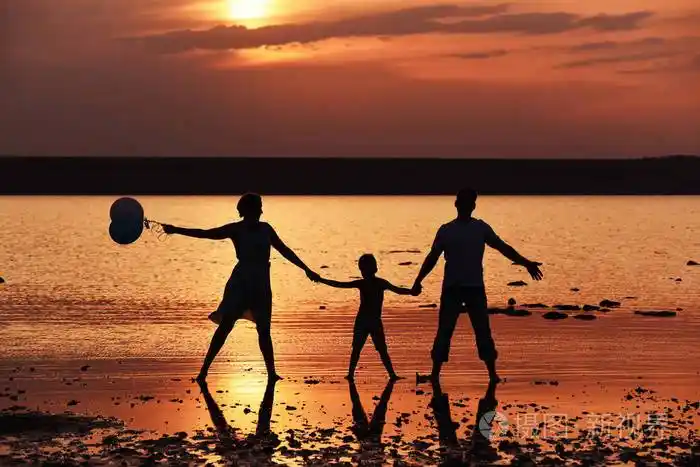 爸爸妈妈和宝宝牵着手. 暑假休息.