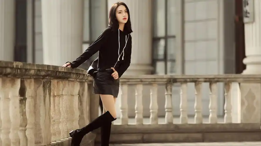 靓丽长腿美女户外写真高清宽屏桌面壁纸