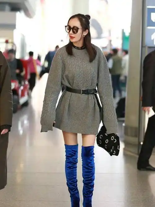 杨幂美得彻底,牛仔裤搭配长筒靴,小露蛮腰太惹眼!_双腿_时尚_红色