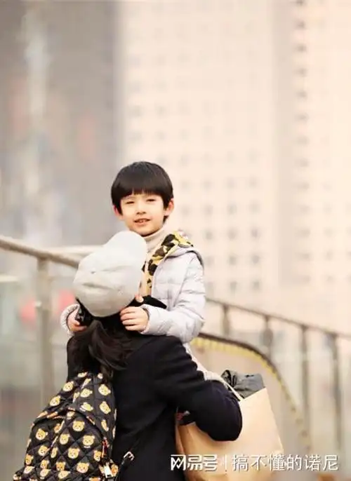 而她和前夫潘粤明的儿子——顶顶,也完美继承了董洁的长相,小时候他就