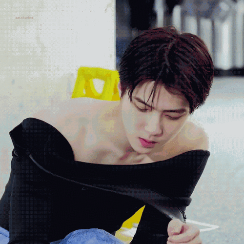 吴世勋露肩#吴世勋这身材也是没谁了,宽肩窄腰大长腿,搓衣板一训哪