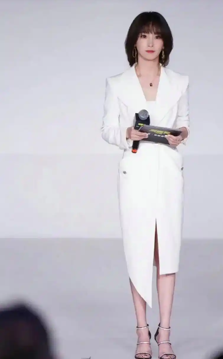 谢楠留起了长头发,整个人气质都不一样了难怪吴京会对谢楠一见钟情