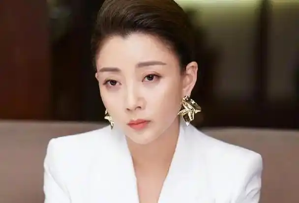 演员殷桃,情路一波三折.42岁仍旧单身,直言结婚全靠缘分