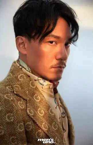 张震 登上《风度mens uno》9月号封面,成熟冷峻的外形