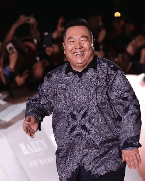 主持人董浩真是越来越发福了,但胖得不油腻,穿搭还挺清爽的