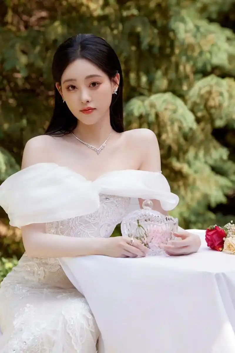 祝绪丹晒新造型,穿白色露肩礼服裙优雅又性感,美出天际让人赏心悦目.