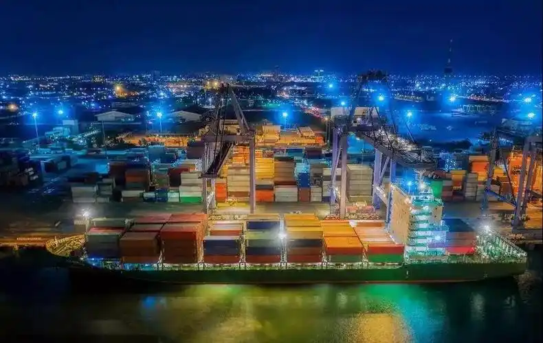 阿姆斯特丹提供终端业务,物流服务,代理,运输和租船,以及在各自港口的