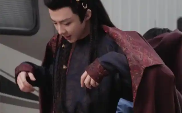 你好,初次见面,燕子京(图片来源vb:月逐舟行_刘宇宁 侵删 看着是个