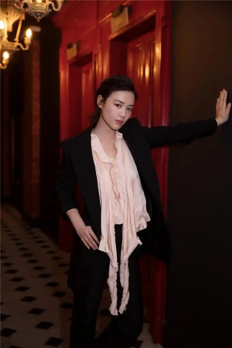 大写加粗的帅!马思纯西装亮相巴黎时装周 英气利落