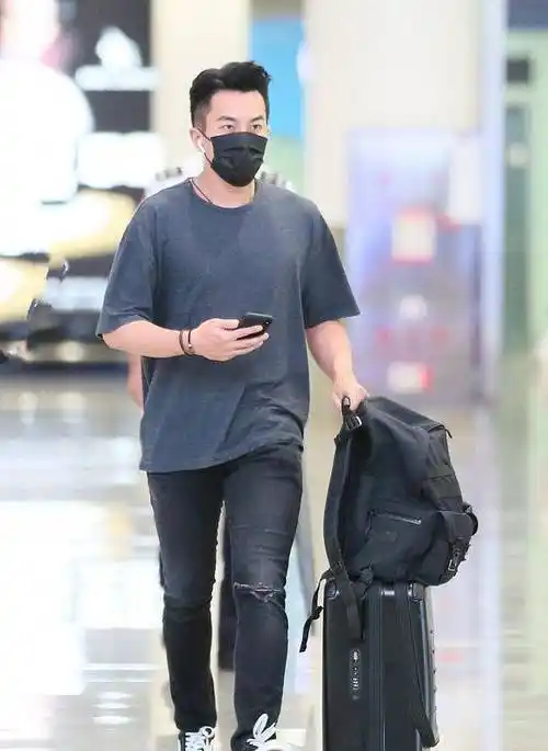 刘恺威的优点是他虽然身高不是一比一的优秀,但是腿还是挺细的.