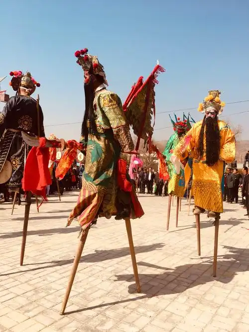 汭丰镇"弘扬优秀传统文化,铭记党的光辉历史"庆元宵踩高跷耍社火猜