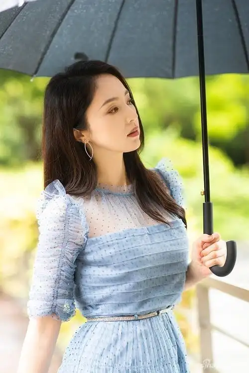 董璇唯美写真穿蓝色波点纱裙气质卓然