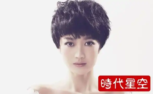 是大多数胖脸女生都会考虑的一种类型,而比较适合的短发发型有:侧分