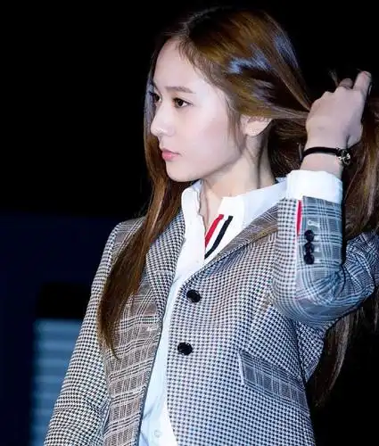 郑秀晶,这个侧颜能打的.