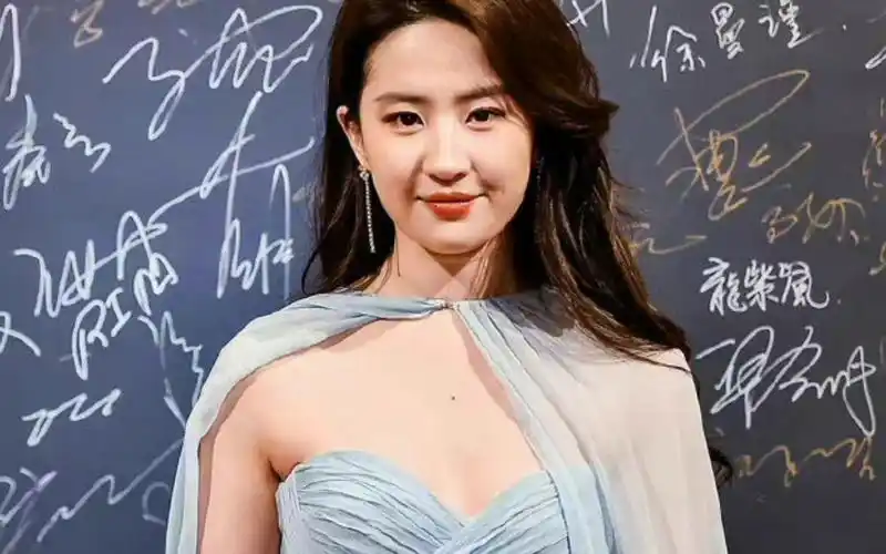 有种胖叫刘亦菲,腰间露出白花花的肥肉,女生嫌弃却是男生的最爱