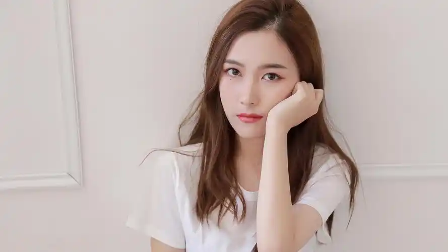 长发高冷气质美女壁纸