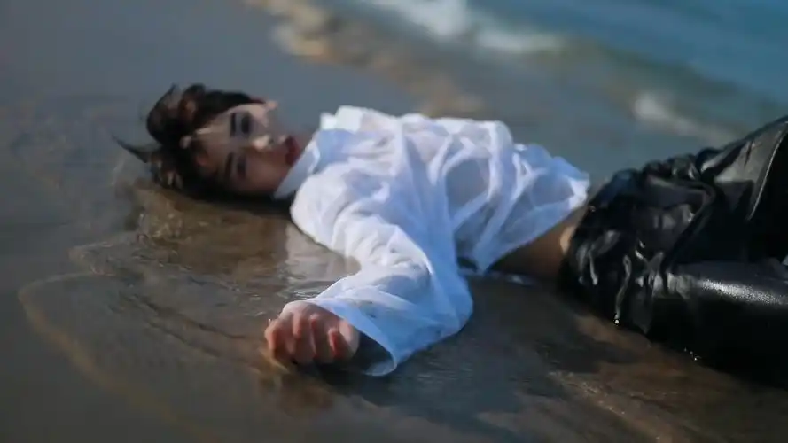 朱正廷海边中国舞