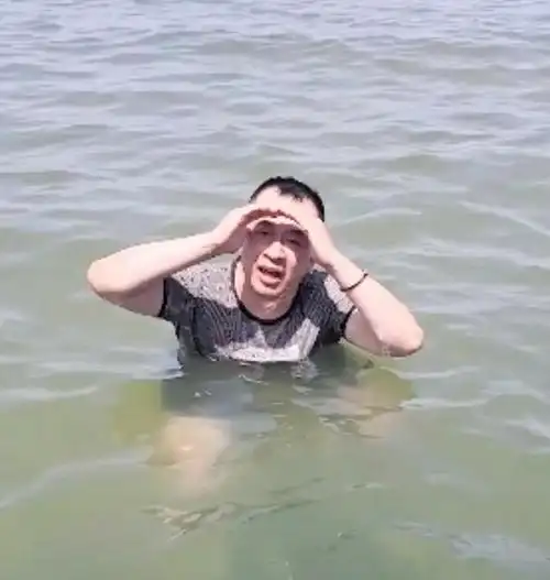 齐士龙老师生日宴热闹非凡,黄海波低调现身,如今其生活并不理想