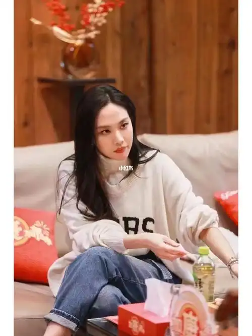 品牌大中华区代言人王霏霏 身穿mk针织logo长袖毛衣出镜综艺 #加康加